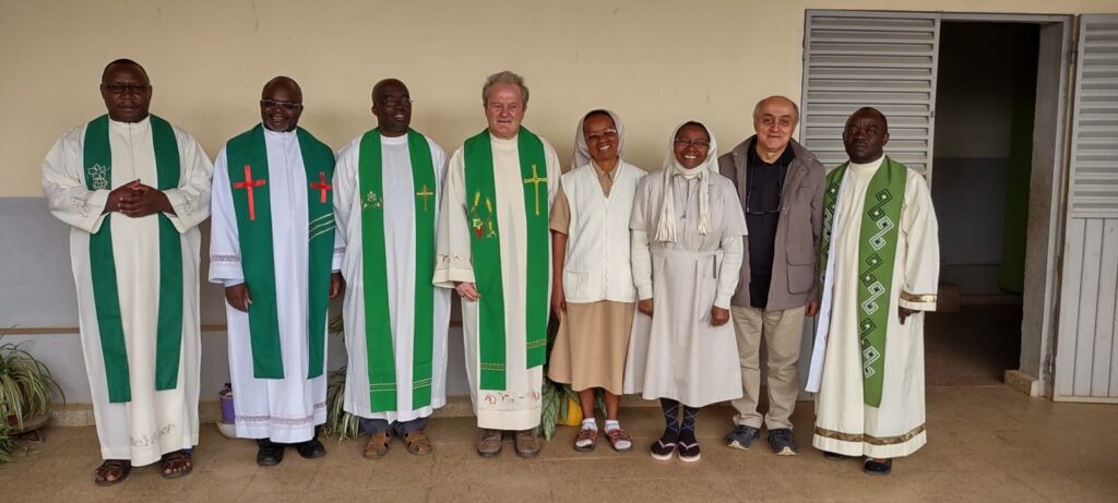 Missionários da Consolata com as Irmãs Franciscanas de “Notre Dame” em Madagascar. Missa de abertura da Visita Canônica. Foto: Arquivo IMC