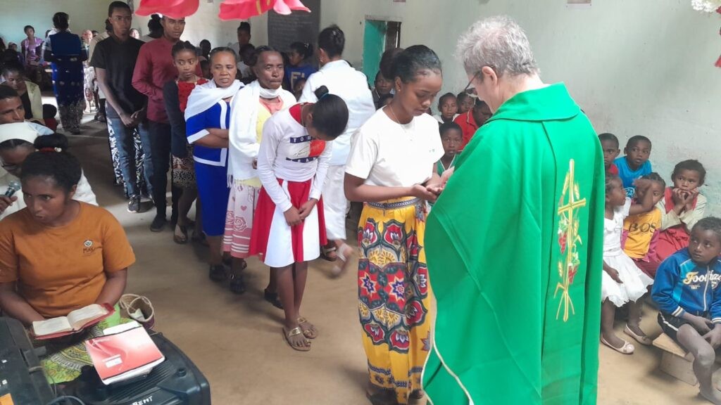 Celebração durante Visita Canônica em Madagascar.
