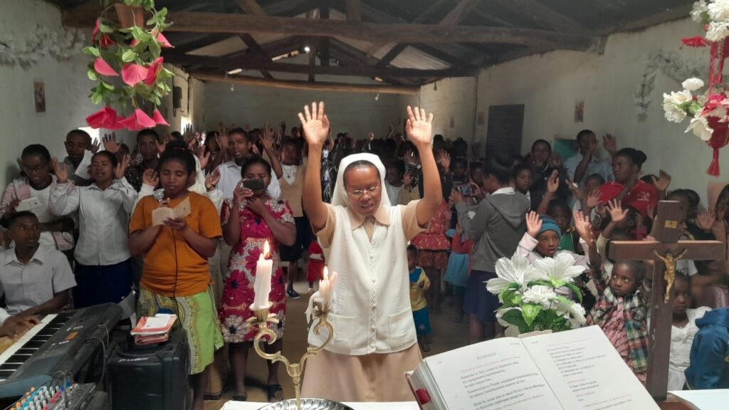 Irmãs Franciscanas de “Notre Dame” trabalham com educação em Madagascar.