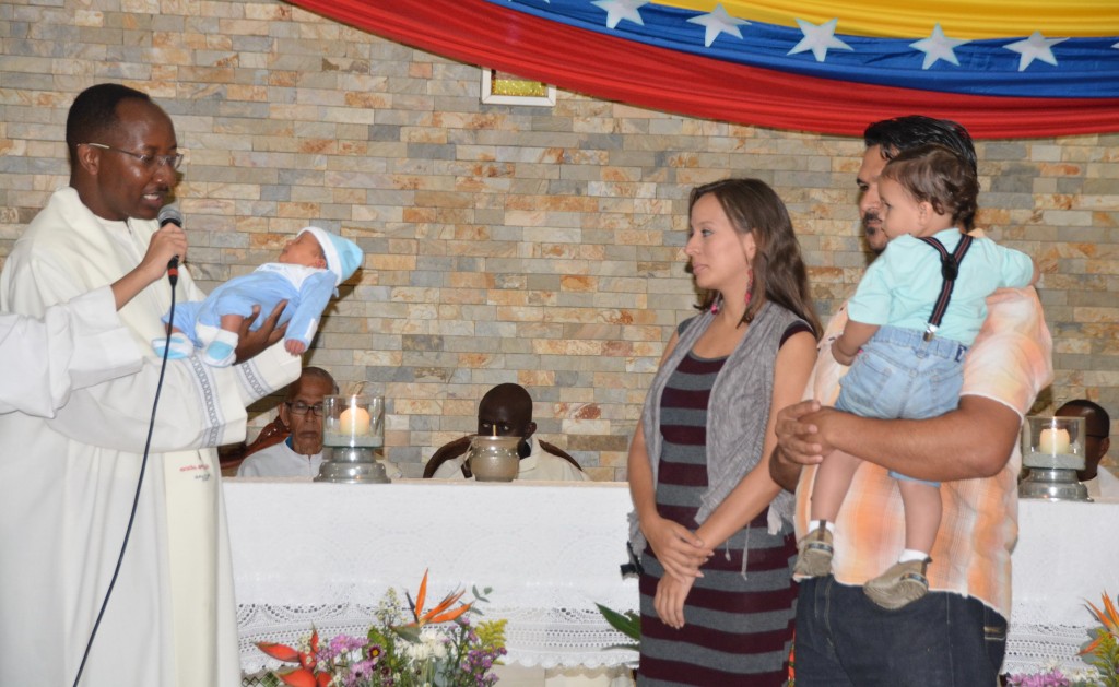 1. P. Rodrick hace la presentación de un niño nela Parroquia de Carapita