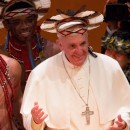 27jul2013---em-imagem-de-video-papa-francisco-usa-cocar