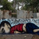 6set2015---homem-passa-por-um-grafite-que-retrata-o-menino-sirio-aylan-shenu-3-encontrado-morto-em-uma-praia-na-turquia-em-muro-na-cidade-de-soro(1)