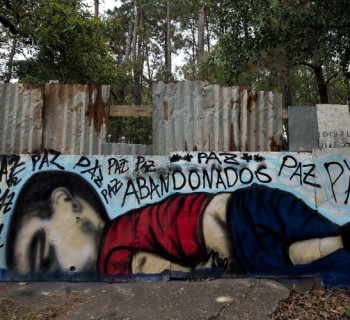 6set2015---homem-passa-por-um-grafite-que-retrata-o-menino-sirio-aylan-shenu-3-encontrado-morto-em-uma-praia-na-turquia-em-muro-na-cidade-de-soro(1)