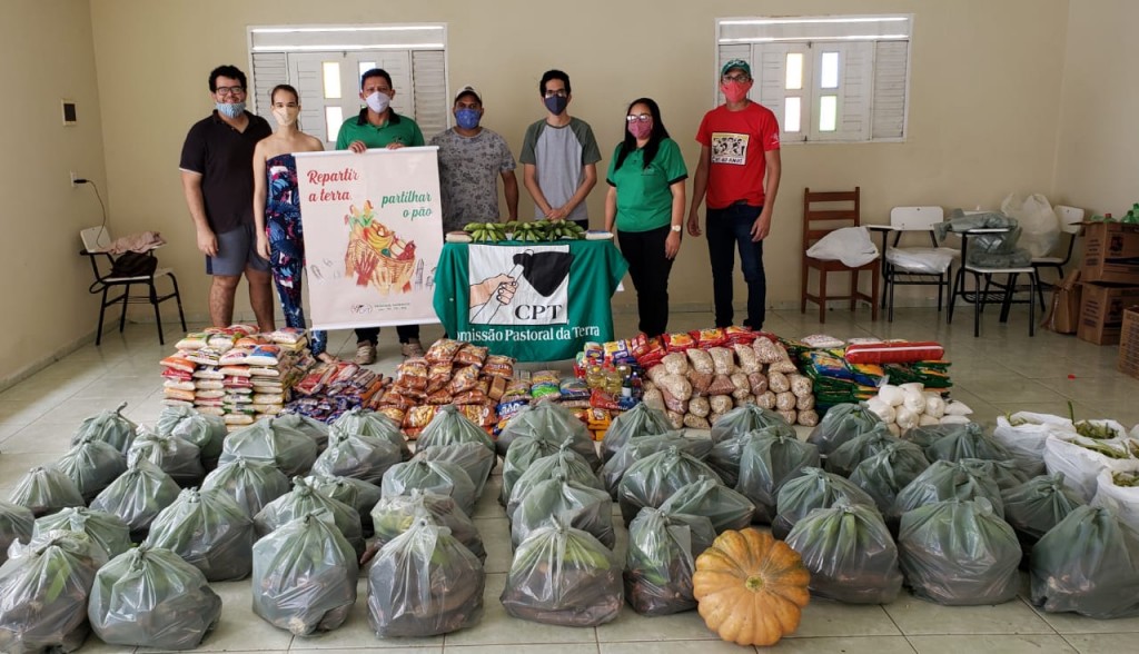 Equipe da CPT em Guarabira se organizando para fazer doações nos municípios de Belém, Guarabira, Araçagi e Mulungu. Famílias em situação de vulnerabilidade, cadeias públicas, pessoas atendidas pela Pastoral Carcerária e abrigos receberam os alimentos. Cerca de 4 toneladas de alimentos foram doados. Crédito: CPT Equipe Guarabira/PB.