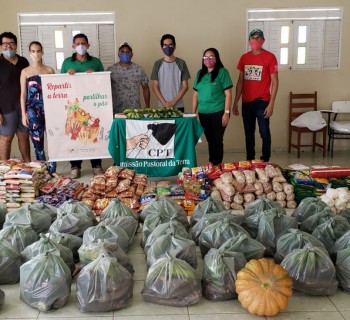 Equipe da CPT em Guarabira se organizando para fazer doações nos municípios de Belém, Guarabira, Araçagi e Mulungu. Famílias em situação de vulnerabilidade, cadeias públicas, pessoas atendidas pela Pastoral Carcerária e abrigos receberam os alimentos. Cerca de 4 toneladas de alimentos foram doados. Crédito: CPT Equipe Guarabira/PB.