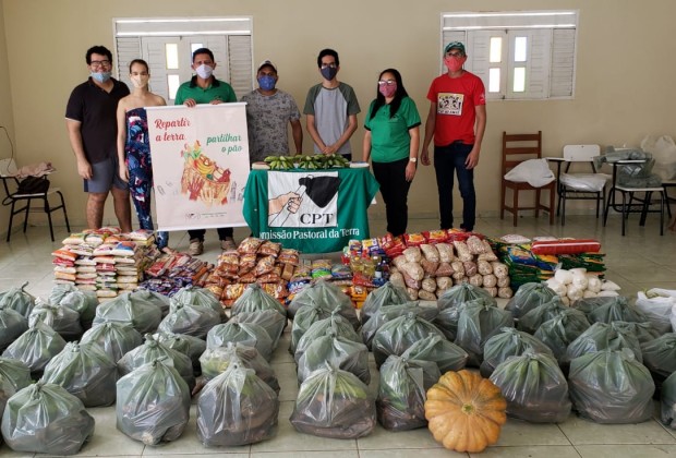 Equipe da CPT em Guarabira se organizando para fazer doações nos municípios de Belém, Guarabira, Araçagi e Mulungu. Famílias em situação de vulnerabilidade, cadeias públicas, pessoas atendidas pela Pastoral Carcerária e abrigos receberam os alimentos. Cerca de 4 toneladas de alimentos foram doados. Crédito: CPT Equipe Guarabira/PB.