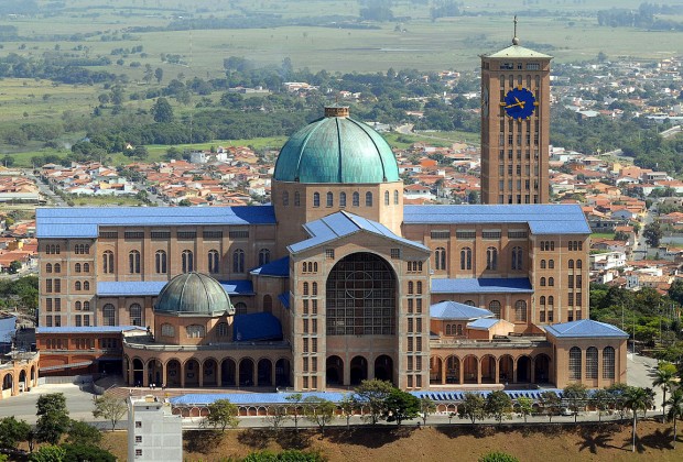 Basilica_of_the_National_Shrine_of_Our_Lady_of_Aparecida,_2007