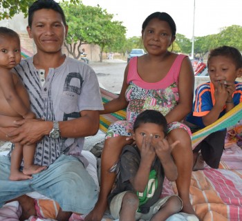 Chila com seu esposo Elvis e as crianças acampados em terreno baldiu no bairro Pintolândia em Boa Vista