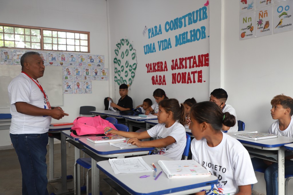 ©ACNUR/Vanessa Beltrame Placido atua como educador social para crianças indígenas Warao na escola municipal do Mocambinho, em Teresina, Piauí.
