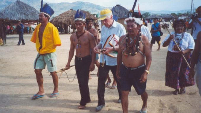 Dom Aldo Mongiano com lideranças indígenas da TIRSS na festa da homologação em 2005. Foto: Arquivo IMC