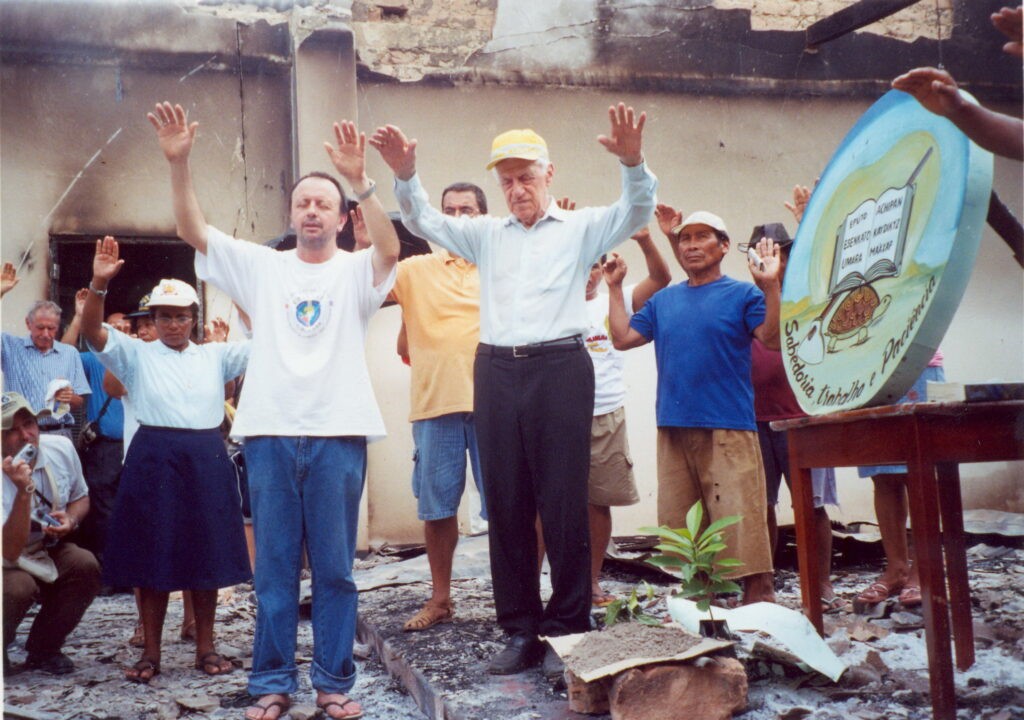 Dom Roque Paloschi e Dom Aldo Mongiano visitam Surumu após ataque em 2005. Foto: Lírio Girardi