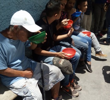 Elmuerzo servido por la Parroquia de Carapita