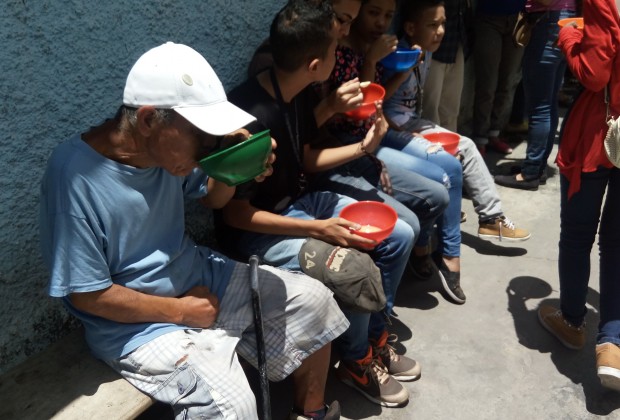 Elmuerzo servido por la Parroquia de Carapita