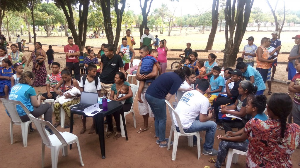 Equipe do ACNUR cadastra indígenas Warao na paraça