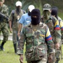 BOG07. CALI (COLOMBIA), 23/06/08.- Siete integrantes del trigésimo frente de la guerrilla de las Fuerzas Armadas Revolucionarias de Colombia (FARC), entre los que se encontraban dos menores de edad, se entregaron hoy, 23 de junio de 2008, a las tropas del Ejercito colombiano, en las instalaciones de la Tercera División en Cali (Colombia). Los guerrilleros afirmaron que se encontraban cercados por los operativos que realizan las Fuerzas Militares en el sector del Naya al sur-occidente del país. EFE/Carlos Ortega COLOMBIA - CONFLICTO