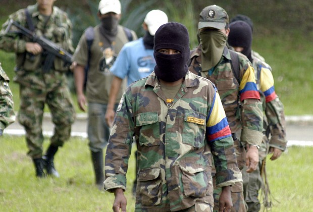 BOG07. CALI (COLOMBIA), 23/06/08.- Siete integrantes del trigésimo frente de la guerrilla de las Fuerzas Armadas Revolucionarias de Colombia (FARC), entre los que se encontraban dos menores de edad, se entregaron hoy, 23 de junio de 2008, a las tropas del Ejercito colombiano, en las instalaciones de la Tercera División en Cali (Colombia). Los guerrilleros afirmaron que se encontraban cercados por los operativos que realizan las Fuerzas Militares en el sector del Naya al sur-occidente del país. EFE/Carlos Ortega COLOMBIA - CONFLICTO