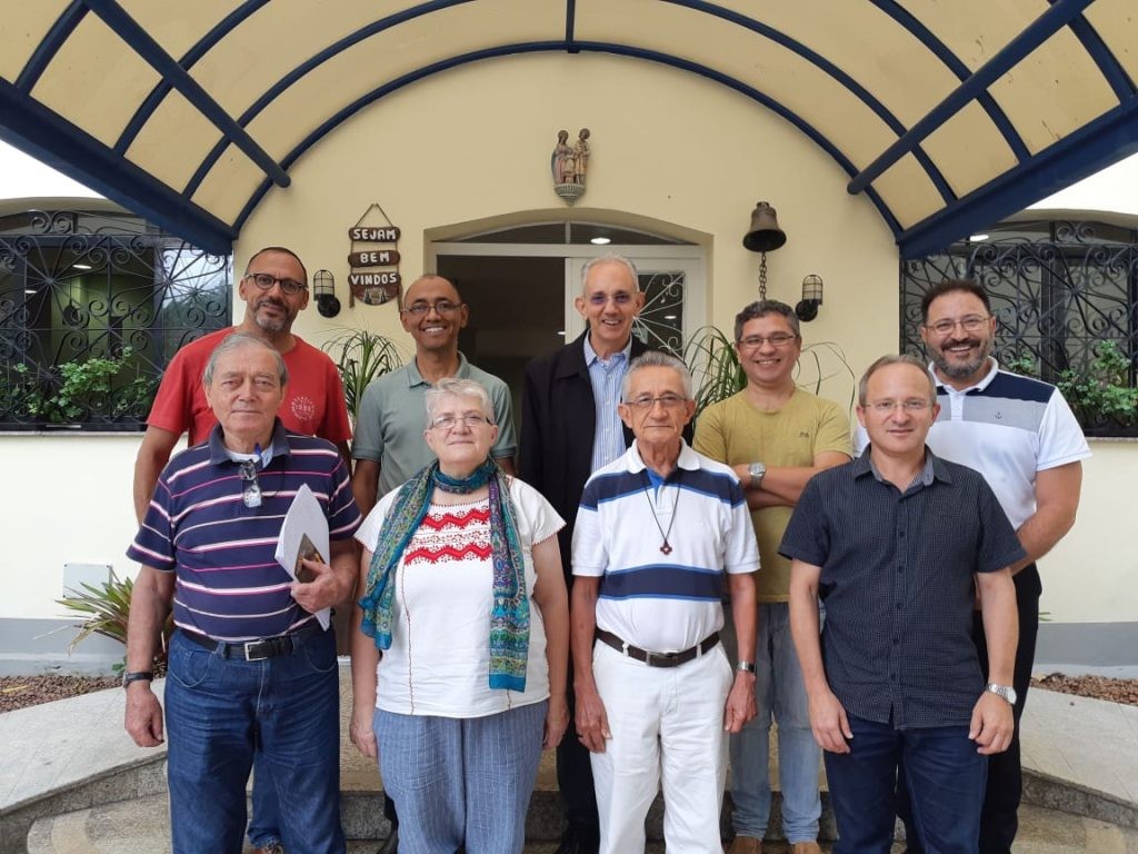 Reginaldo Veloso, na fileira de baixo, o segundo da direita para a esquerda| Foto: Setor Música Litúrgica CNBB