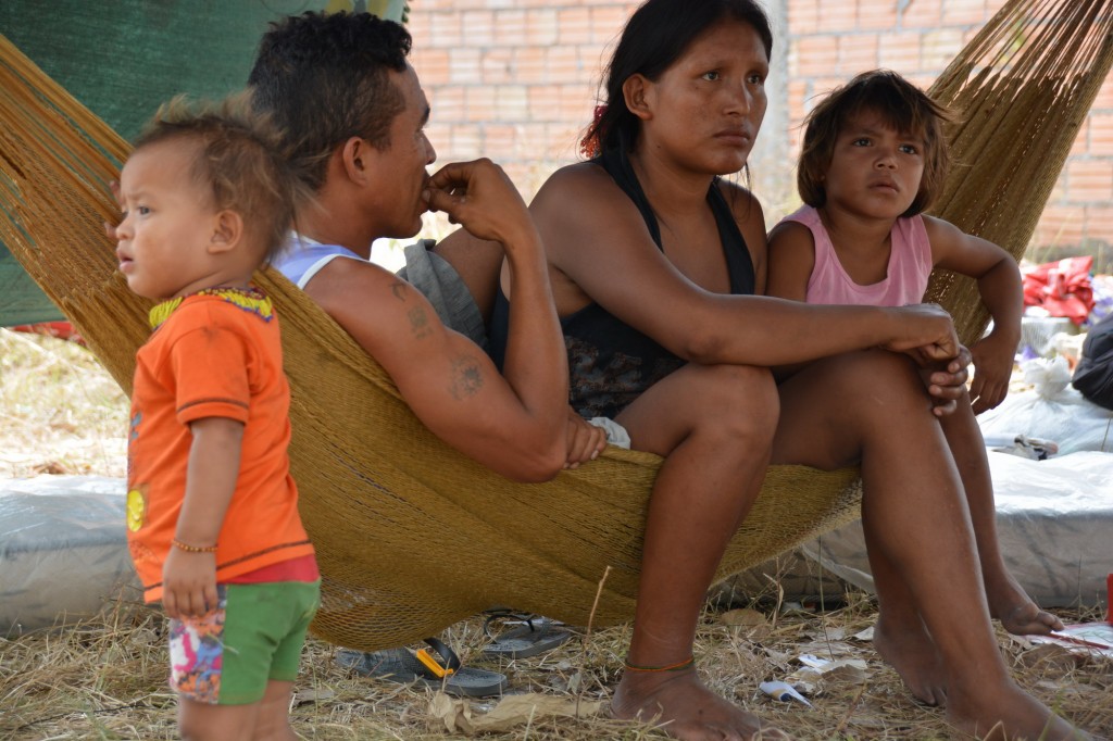 Jonny Martinez Cortez y Edilmira del Carmen com os filhos em baixo de um cajueiro