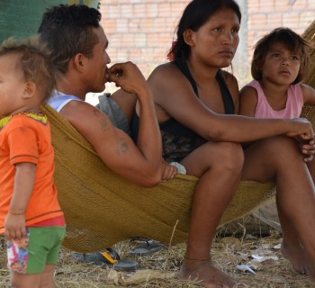 Jonny Martinez Cortez y Edilmira del Carmen com os filhos em baixo de um cajueiro