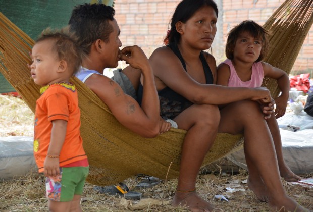 Jonny Martinez Cortez y Edilmira del Carmen com os filhos em baixo de um cajueiro