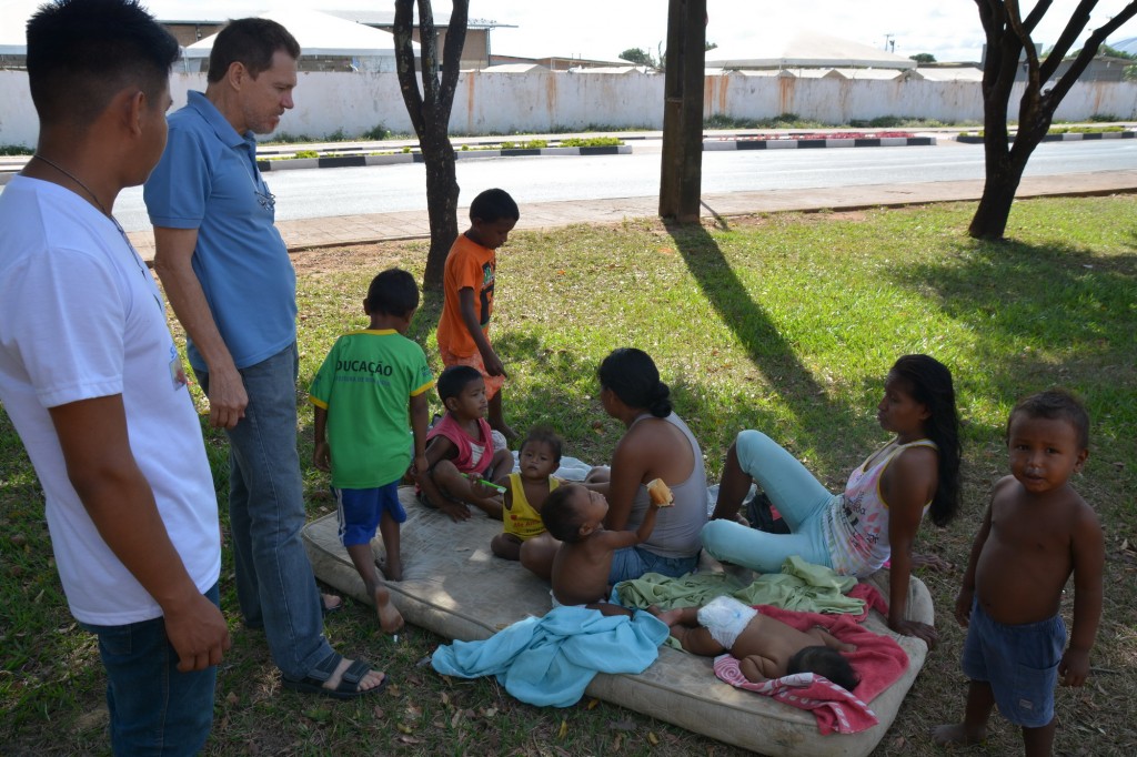 Mães warao com crianças conversam com P. Luiz C. Emer no Parque ao lado do Abrigo Pintolândia em Boa Vista RR
