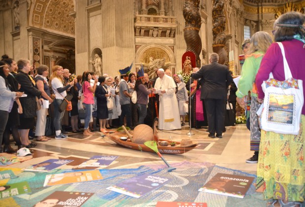 Momento de oração com o papa Francisco na Basílica de São Pedro. Foto: Jaime C. Patias