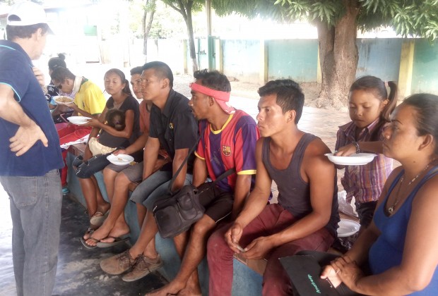 P. Luiz Emer conversa com grupo que chegou de Pacaraima