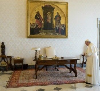 Papa-Francisco-rezando-VATICANMEDIA
