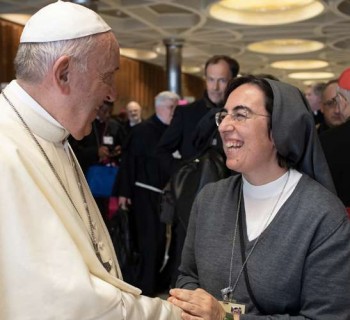 Papa Francisco com Ir. Alessandra Smerilli FMA em 2018. Foto: Vatican Media.