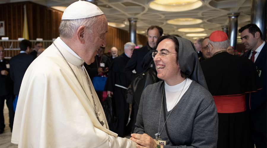 Papa Francisco com Ir. Alessandra Smerilli FMA em 2018. Foto: Vatican Media.