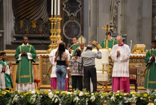 Missa celebrada na manhã deste domingo (06/10) na Basílica de São Pedro. (Foto: Jaime C. Patias)