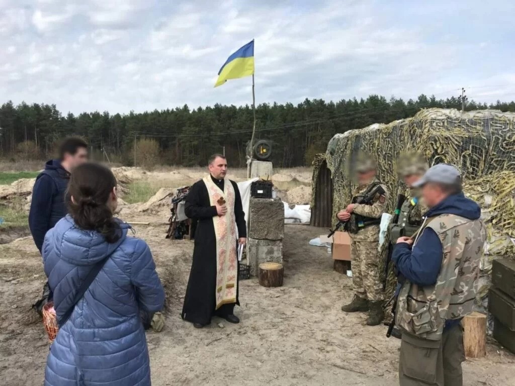 Arcebispo Vitaliy Herasymiv rezando com soldados num posto de bloqueio. Foto: ACN