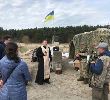 Arcebispo Vitaliy Herasymiv rezando com soldados num posto de bloqueio. Foto: ACN