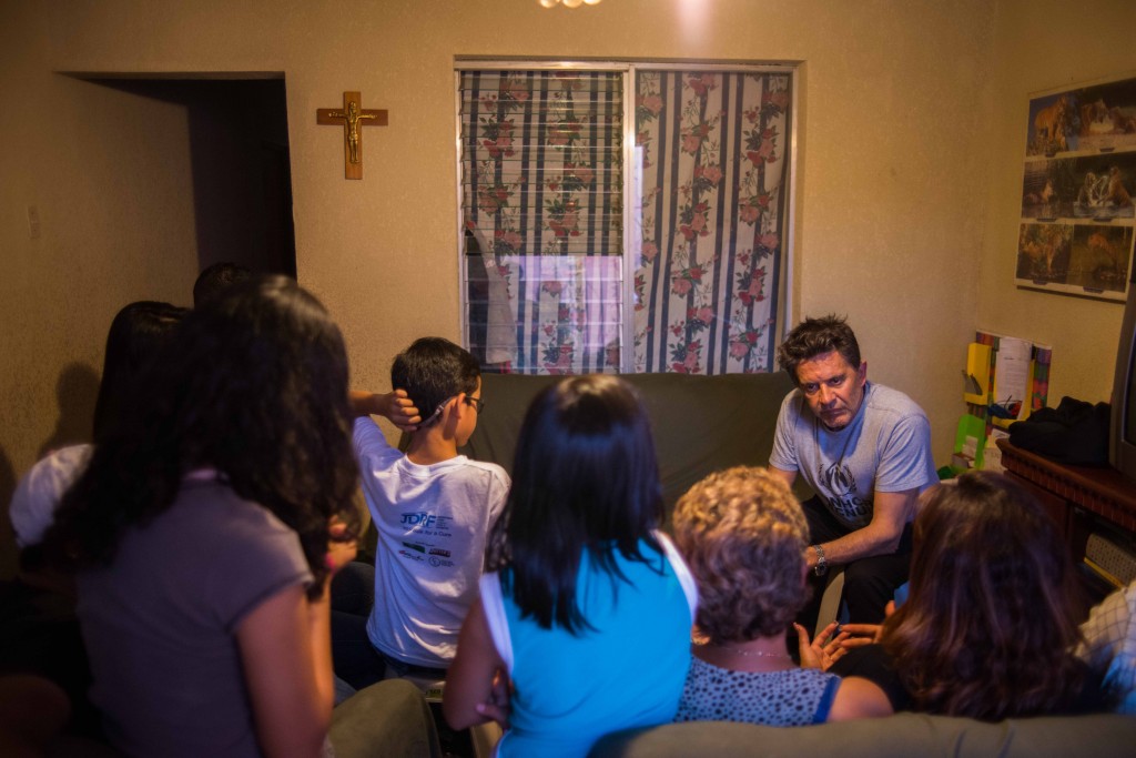 Família de El Salvador relata testemunho de violência. 