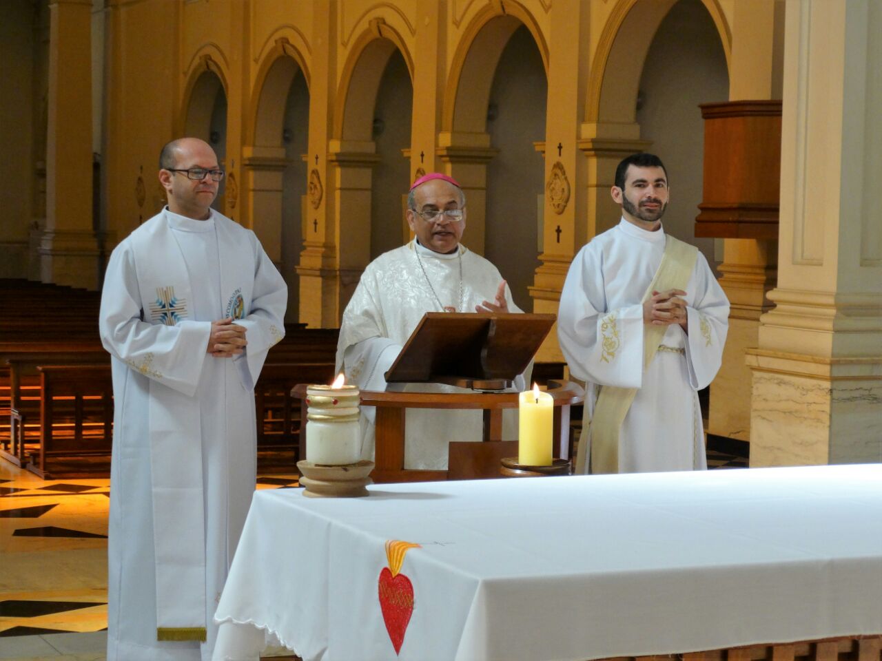 Da esq. para a dir.: padre Matheus, dom Francisco Carlos e o diácono Luiz no retiro anual do clero da diocese de Lins.