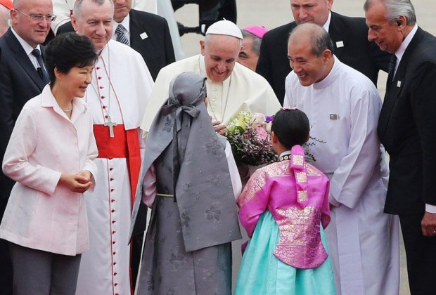 Papa Francisco é recebido pela presidente Park Geun-hye. Foto: Reuter