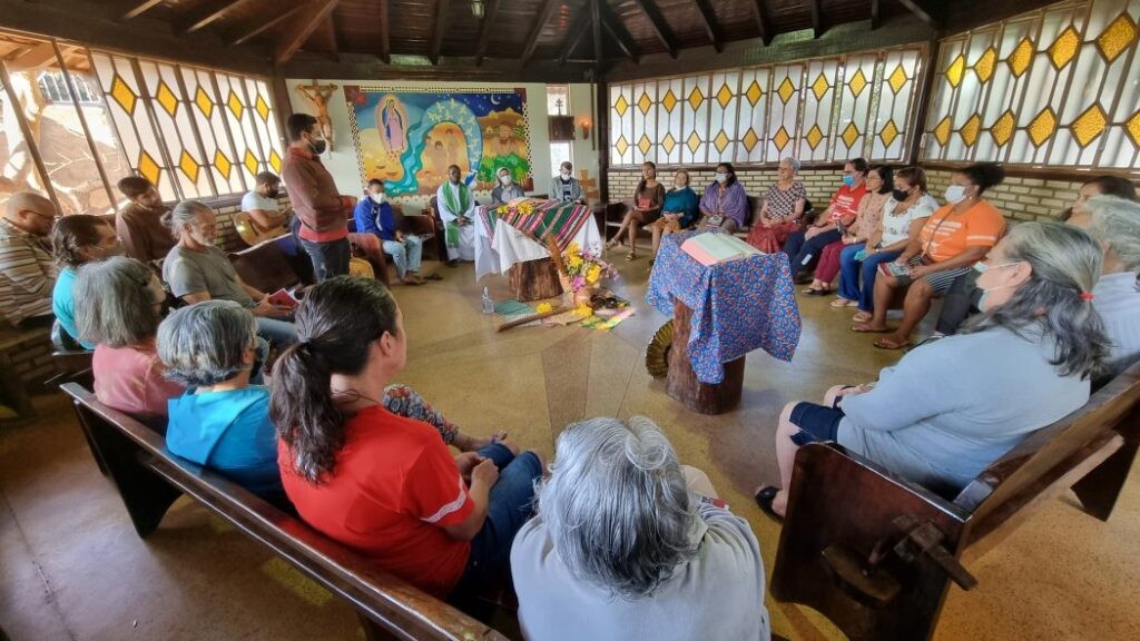 Espaço celebrativo com representantes das duas etapas do Curso Básico, edição de 2022. Foto: Curso Básico /Arquivo