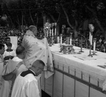 apa Paolo VI na celebração de Corpus Christi, de 1968   (@Vatican Media)