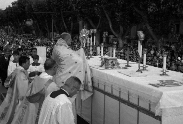 apa Paolo VI na celebração de Corpus Christi, de 1968   (@Vatican Media)