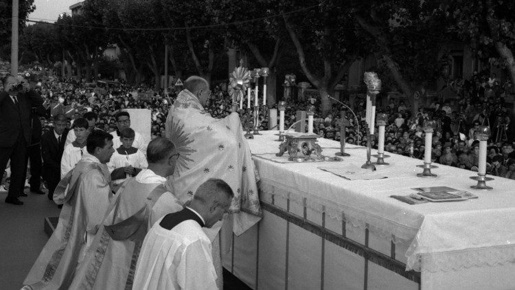 apa Paolo VI na celebração de Corpus Christi, de 1968   (@Vatican Media)