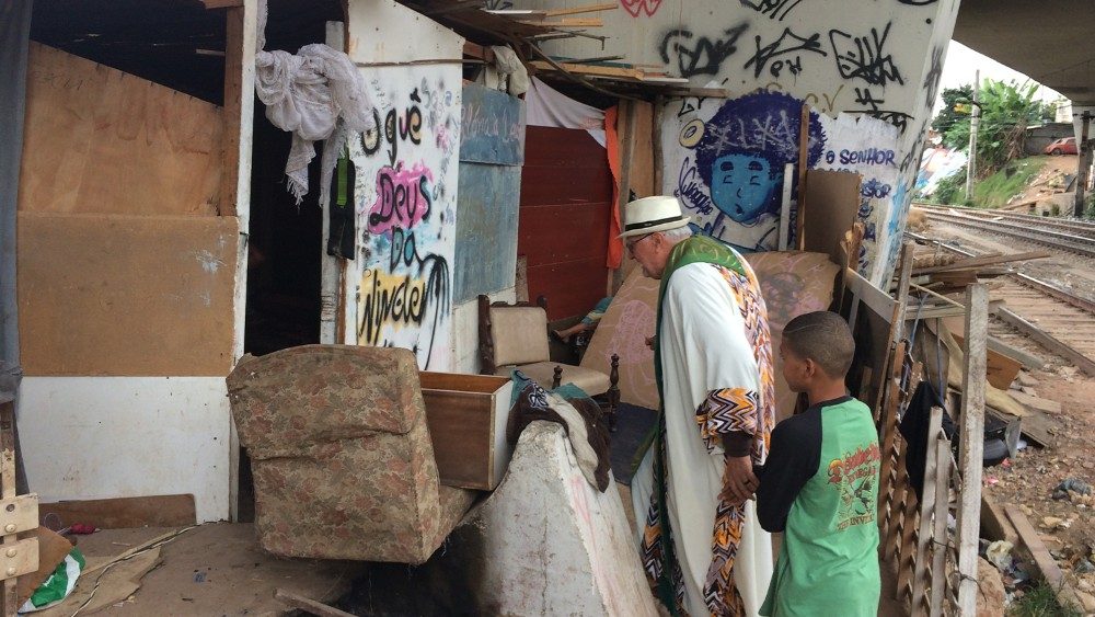 Pe. Chiera ao visitar as periferias do Brasil