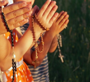 criancas-rezando-terco