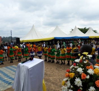 crincas dancando durante a liturgia