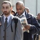 David Alpert, left, and other job seekers line up outside of the Metropolitan Pavilion for a Careerbuilder.com career fair in New York, U.S., on Thursday, April 2, 2009. The number of Americans seeking jobless benefits last week climbed to the highest level in 26 years, providing a reminder that unemployment will keep mounting long after the economy stabilizes. Photographer: Jeremy Bales/Bloomberg News
 
cultura