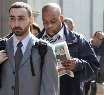 David Alpert, left, and other job seekers line up outside of the Metropolitan Pavilion for a Careerbuilder.com career fair in New York, U.S., on Thursday, April 2, 2009. The number of Americans seeking jobless benefits last week climbed to the highest level in 26 years, providing a reminder that unemployment will keep mounting long after the economy stabilizes. Photographer: Jeremy Bales/Bloomberg News
 
cultura