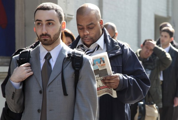 David Alpert, left, and other job seekers line up outside of the Metropolitan Pavilion for a Careerbuilder.com career fair in New York, U.S., on Thursday, April 2, 2009. The number of Americans seeking jobless benefits last week climbed to the highest level in 26 years, providing a reminder that unemployment will keep mounting long after the economy stabilizes. Photographer: Jeremy Bales/Bloomberg News
 
cultura