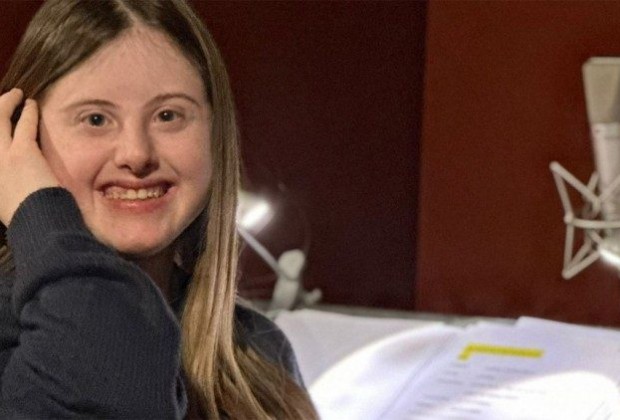Alice Gennaro, primeira dubladora com síndrome de Down no filme "Valentina" (foto AIPD)
