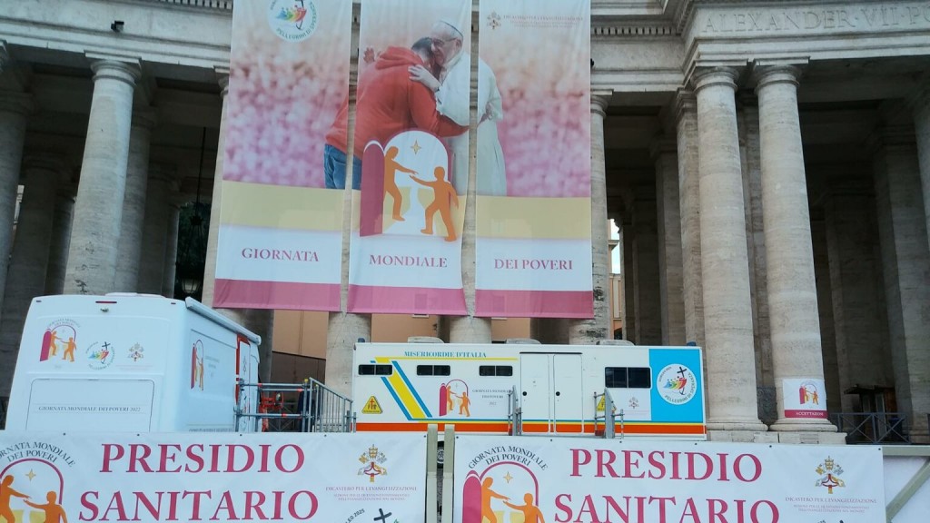 Centro de saúde da Praça de São Pedro realiza exames médicos e distribui medicamentos.