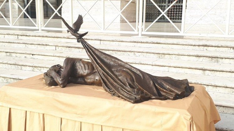 Estátua de bronze “O abrigo” do artista canadense, Timothy Schmalz