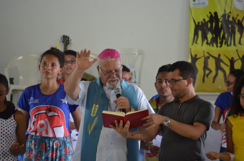 Dom Elio Rama envia jovens em missão. Foto: Jaime C. Patias